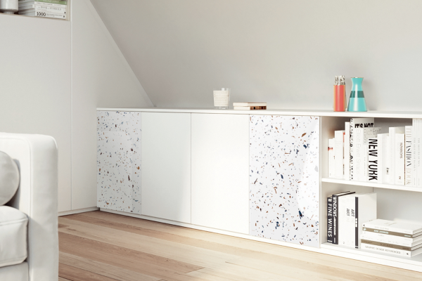 Rangement sur mesure sous pente, décor Blanc Mat et Vitre Laquée Terrazzo